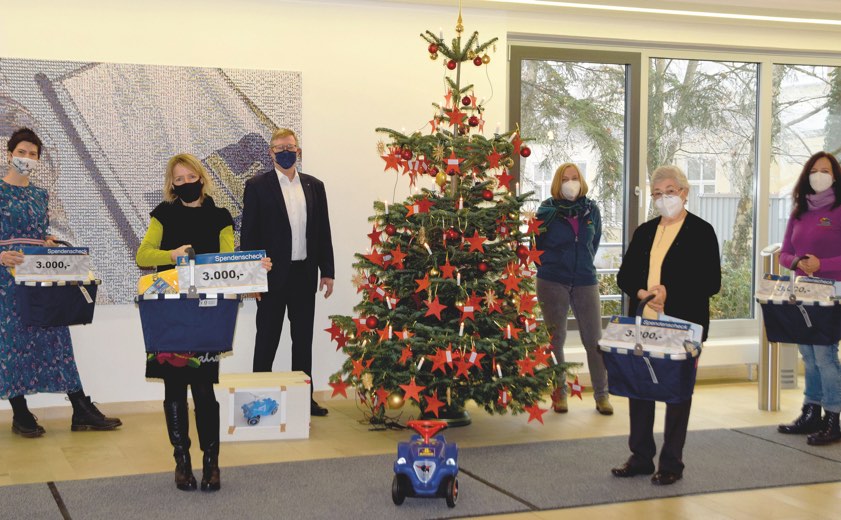 Von links: Eva Klingenberg (Kinderhilfe Litauen), Carolin Hainzinger (Caritas-Verband Neuburg-Schrobenhausen), Hartmut Beutler (Finanz-Vorstand der Bauer-AG), Sabine Banzhaf (Fips-Kinderkrankenpflege-gGmbH), Rodica Leporda (Rumänienhilfe) und Birgit Schiedermeier (Fips-Kinderkrankenpflege-gGmbH). Foto: Verena Mair/Bauer-Gruppe