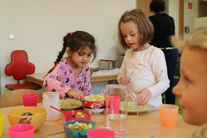 Kinder in der Kita "St. Johannes" beim Mittagessen. Foto: Stadtverwaltung