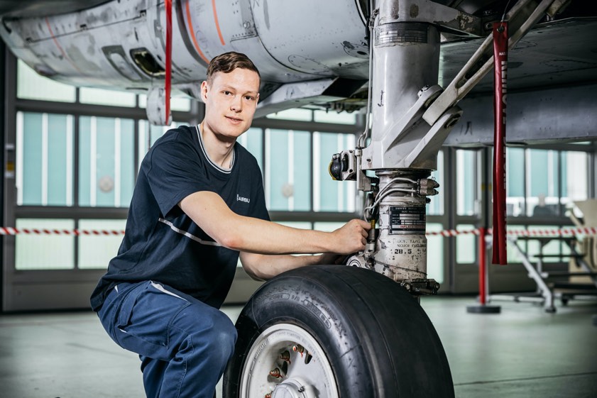Einer von Oberbayerns besten IHK-Azubis und zugleich Bundes- und Bayernbester in seinem Beruf: Michael Kastner an seinem Ausbildungsplatz bei der "Airbus Defence and Space GmbH" in Manching. Fotos: IHK
