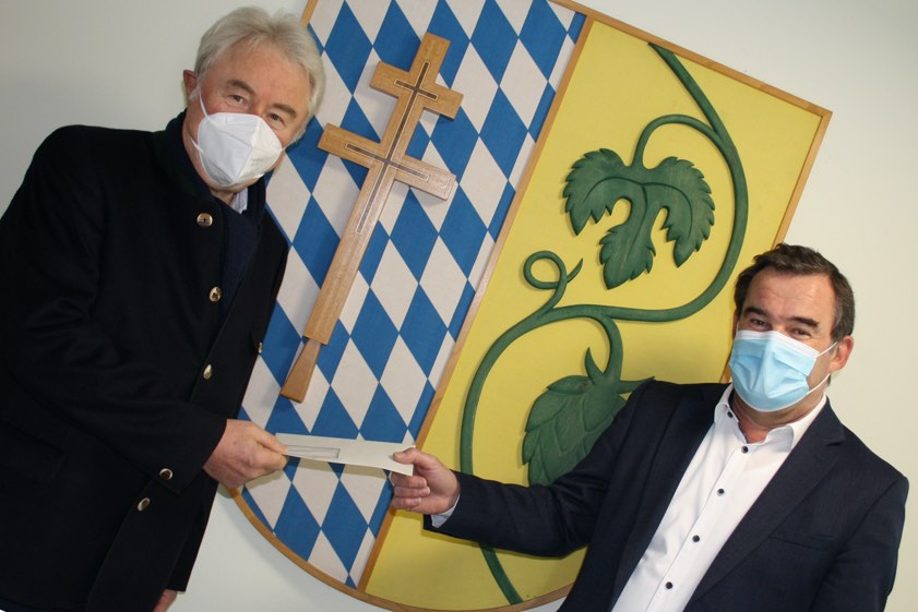 Peter Korzinek (links) erhielt das offizielle Bestellungs-Schreiben von Landrat Albert Gürtner.