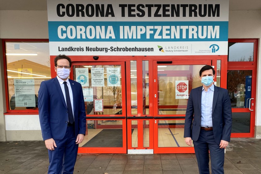 Landrat Peter von der Grün (links) und Kreiskrankenhaus-Geschäftsführer Holger Koch freuen sich, dass das Corona-Impf-Zentrum in Schrobenhausen-Mühlried fertig eingerichtet ist. Es befindet sich in den Räumlichkeiten des bereits bestehenden Corona-Test-Zentrums. Foto: Kreiskrankenhaus Schrobenhausen