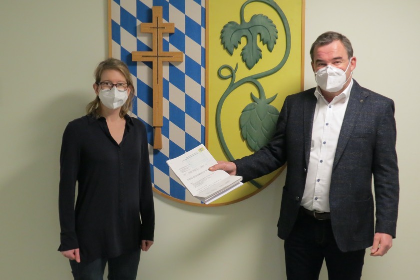 Landrat Albert Gürtner und die Leiterin des Gesundheitsamts, Martina Kudernatsch, freuen sich über den Förder-Bescheid zur Etablierung einer "Gesundheitsregion plus" im Landkreis Pfaffenhofen. Foto: Rottler