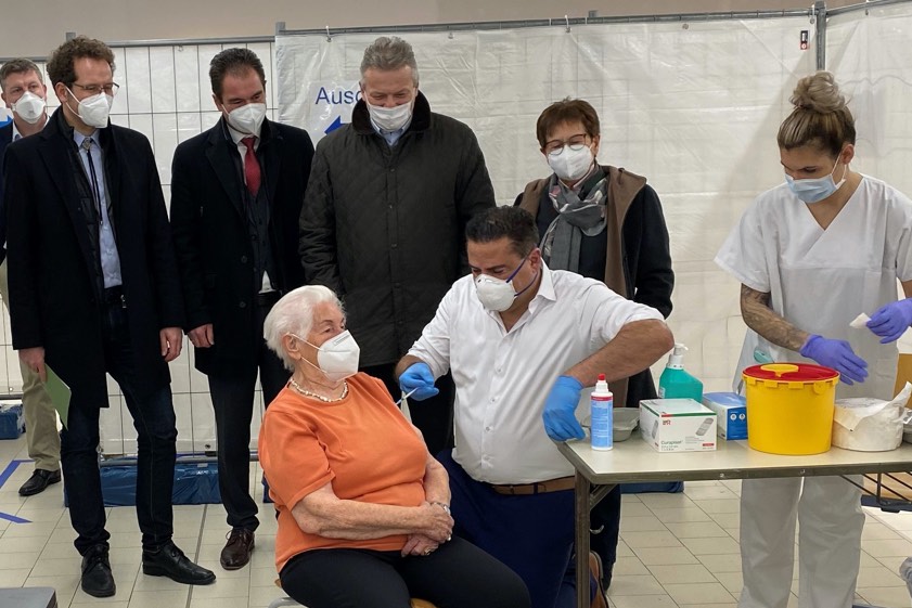 Die erste Person aus dem Landkreis Neuburg-Schrobenhausen, die gegen Corona geimpft wurde, war gestern die 94-jährige Luise Kober aus Neuburg. Dem Impfstart wohnten neben Landrat Peter von der Grün auch Wirtschafts-Staatssekretär Roland Weigert und der Landtags-Abgeordnete Matthias Enghuber bei sowie die Sozial-Referentin Elfriede Müller und Gesundheits-Referent Shahram Tabrizi, der als Arzt auch die erste Impfung durchführte. Foto: Kreiskrankenhaus Schrobenhausen