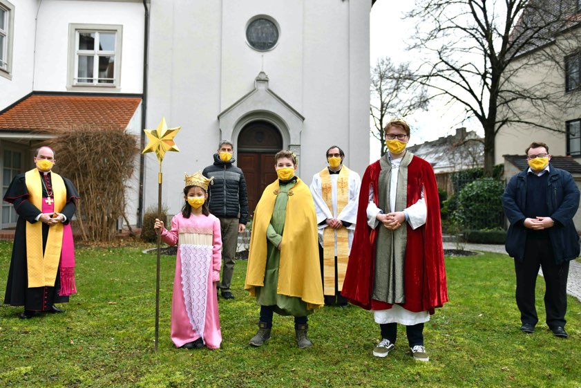 Die Sternsinger-Gruppe aus der Dompfarrei zusammen mit Bischof Bertram Meier (von links) und den Verantwortlichen für die Aktion: Harald Weber (Bischöfliche Jugendamt), BDKJ-Präses Dominik Zitzler und Peter Frasch (Abteilung Weltkirche) vor der bischöflichen Hauskapelle. Foto: Nicolas Schnall / pba