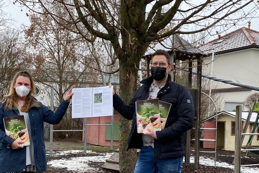 Jessica Stenzel, Leiterin der Kita "St. Johannes", und Daniel Riegel, der zuständige Sachgebiets-Leiter im Rathaus, mit der neuen Broschüre. Foto: Stadtverwaltung Pfaffenhofen