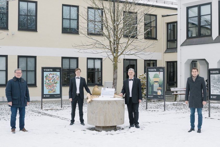 Rohrbachs Erster Bürgermeister Christian Keck (rechts) und Dritter Bürgermeister Hans Vachal (links) mit Vertretern von "Brass à Noble": Lukas Stolz und Christian Braun. Foto: Stefanie Grindinger