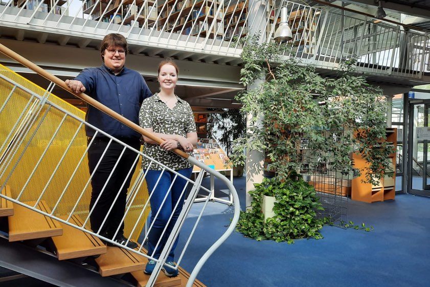 Der neue Bücherei-Leiter Markus Plöckl und Eileen Kohnle, neue Fachkraft für Medien- und Informationsdienste. Archivfoto: Landratsamt