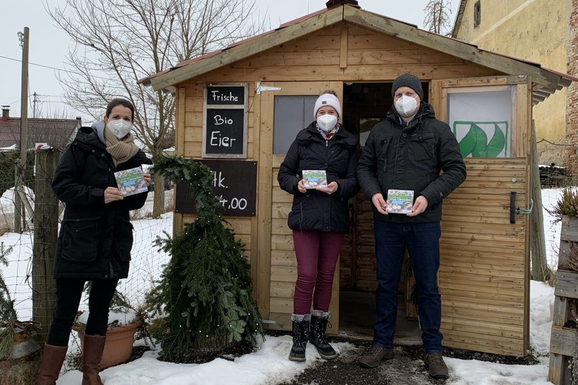 Britta Lemloh vom KUS (links) überreicht die ersten Exemplare der neuen Broschüre an Maria und Martin Müller vom Moierhof in Haimpertshofen.