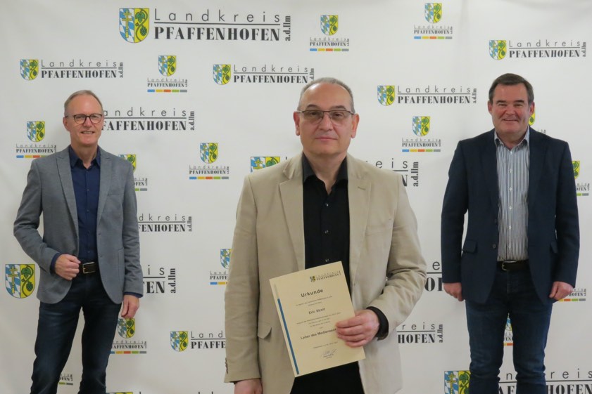 Von links: Peter Sauer (Leiter des Sachgebiets "VHS, Kultur" am Landratsamt), der neue Medien-Zentrum-Leiter Eric Streit und Landrat Albert Gürtner. Foto: Rottler