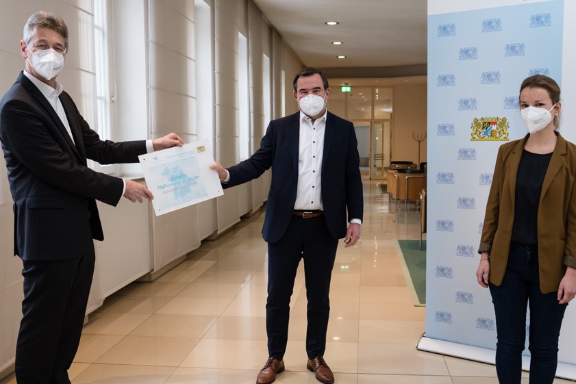 Von links: Der bayerische Kultus-Minister Michael Piazolo, Landrat Albert Gürtner und Christina Berger vom Bildungsbüro des Landkreises Pfaffenhofen. Fotos: A. Gebert / StMUK