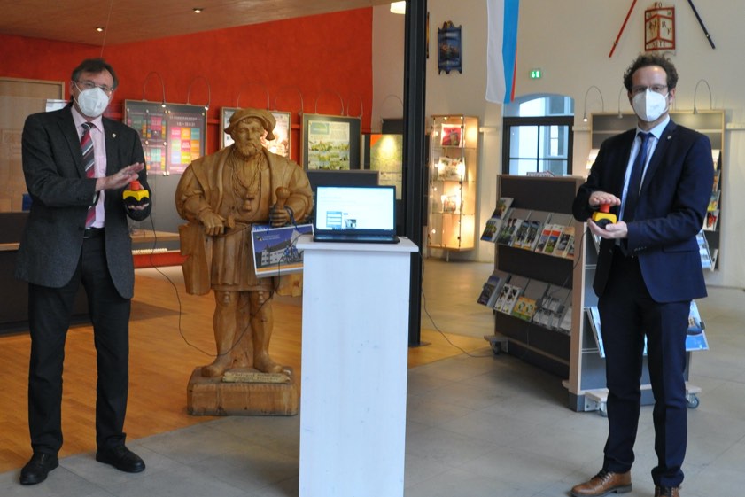 Landrat Peter von der Grün (rechts) und Neuburgs Oberbürgermeister Dr. Bernhard Gmehling schalteten mit einem symbolischen Knopfdruck das neue Online-Buchungs-Portal frei. Foto: Landratsamt Neuburg-Schrobenhausen