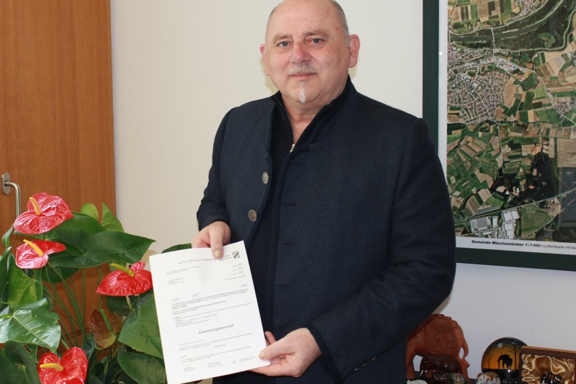 Bürgermeister Andreas Meyer mit dem offiziellen Bewilligungs-Bescheid vom Amt für Ernährung, Landwirtschaft und Forsten (AELF) in Ingolstadt. Foto: Gemeinde Münchsmünster