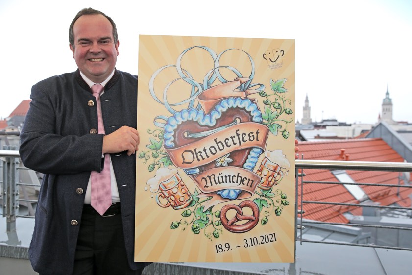 Clemens Baumgärtner, Jury-Vorsitzender sowie Referent für Arbeit und Wirtschaft, mit dem Sieger-Plakat. Foto: Michael Nagy/Presseamt München