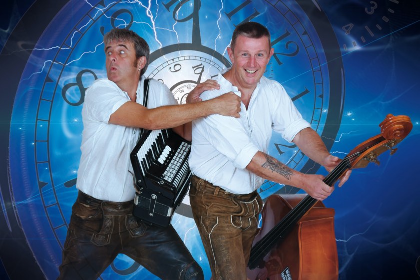 Den Auftakt macht am Freitag, 12. Februar, das bayernweit bekannte Musik-Kabarett-Duo "Sauglocknläutn" mit dem Jubiläums-Programm "Zurück in die Vergegenkunft". Foto: Ermeier/ Zinkl