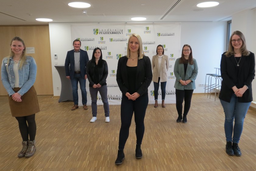 Hinten: Landrat Albert Gürtner und Ausbildungs-Beauftragte Melanie Frank. Mittlere Reihe: Laura Hoffmann (links) und Sabrina Kutschka. Vorne: Sandra Schmeller (von links), Susanne Marb und Melanie Kosel. Foto: Spratter