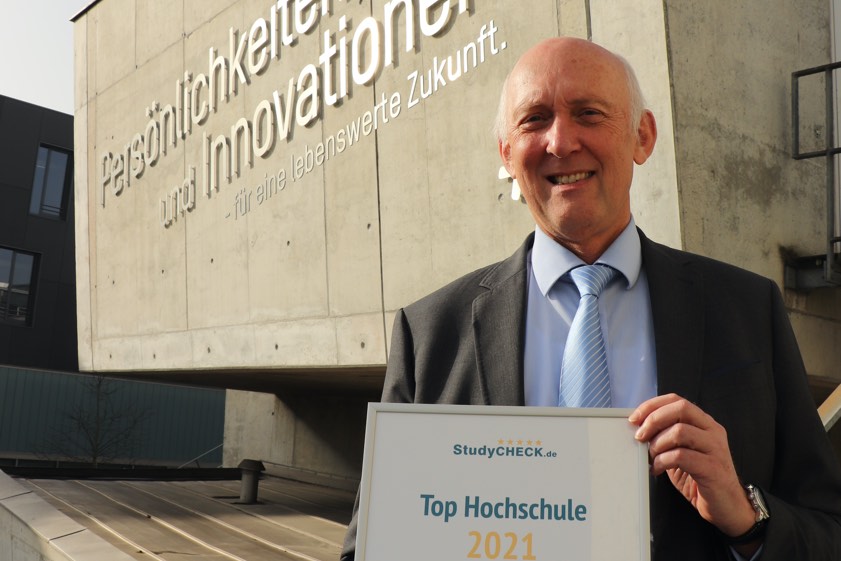 THI-Präsident Professor Dr. Walter Schober ist stolz auf die Auszeichnung. Foto: THI