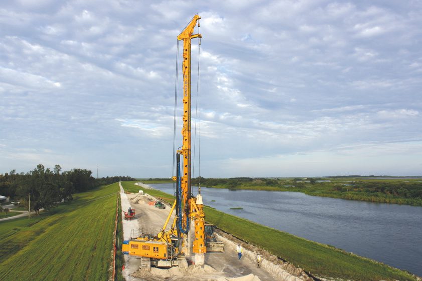 Der Lake Okeechobee ist mit einer Ausdehnung von 56 Kilometern Länge und 48 Kilometern Breite der größte Süßwassersee im US-Bundesstaat Florida. Um ihn herum verläuft der 225 Kilometer lange Herbert-Hoover-Deich. Zur Instandsetzung eines Teilabschnitts des Deichs wurde Bauer mit der Herstellung einer rund 13,5 Kilometer langen Dichtwand beauftragt. Archivfoto: Bauer AG