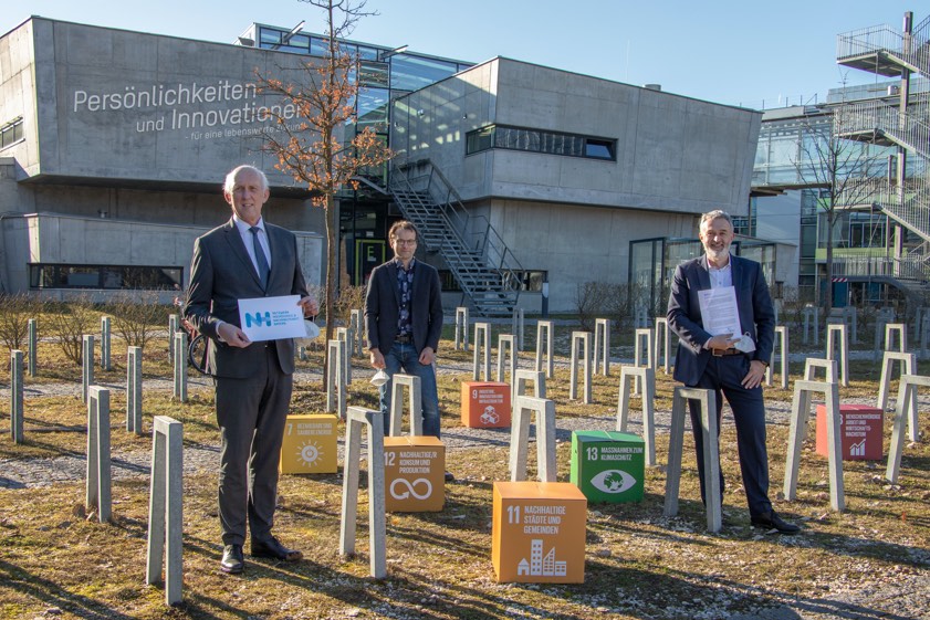 THI-Präsident Professor Walter Schober (von links), Philipp Hecht und Professor Holger Hoppe präsentieren die Beitrittsurkunde zum "Netzwerk Hochschule & Nachhaltigkeit Bayern". Foto: THI