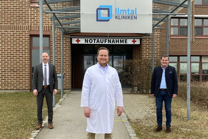 Von links: Klinik-Geschäftsführer Ingo Goldammer, der neue Chefarzt Christian Ossendorf und der Pfaffenhofener Landrat Albert Gürtner, der auch Vorsitzender des Klinik-Aufsichtsrats ist. Foto: Ilmtalklinik-GmbH