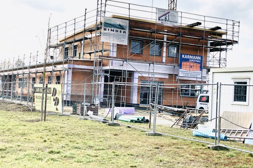 Der neue Kindergarten "Mittergret" (Foto) soll heuer fertiggestellt werden, ebenso die seniorengerechte Wohnanlage (Foto unten).