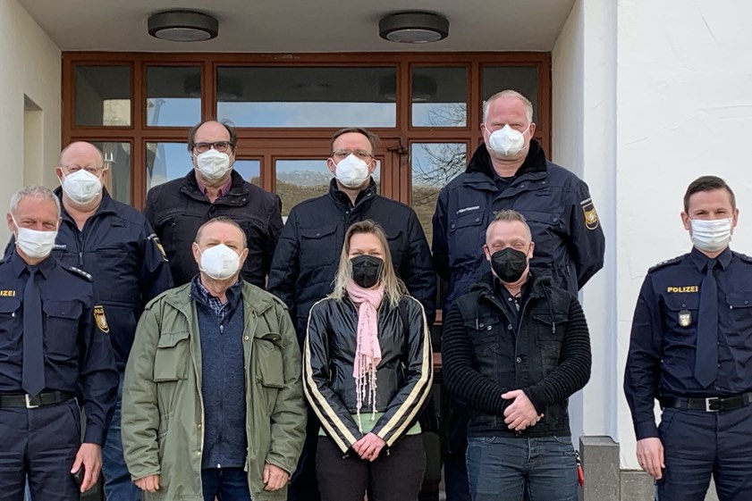 Hinten, von links: Die bisherigen Sicherheitswacht-Mitglieder Karl-Heinz Soost, Thomas Welsch, Dominik Kuffer, Andreas Asbeck. Vorne, von links: Klement Kreitmeier (Chef der Geisenfelder Polizeiinspektion), die neuen Sicherheitswachtler Günther Burger, Manuela Schöpa, Michael Schöpa-Waller und Michael Schmitt (Vize-Chef der Geisenfelder Polizeiinspektion). Foto: Polizei
