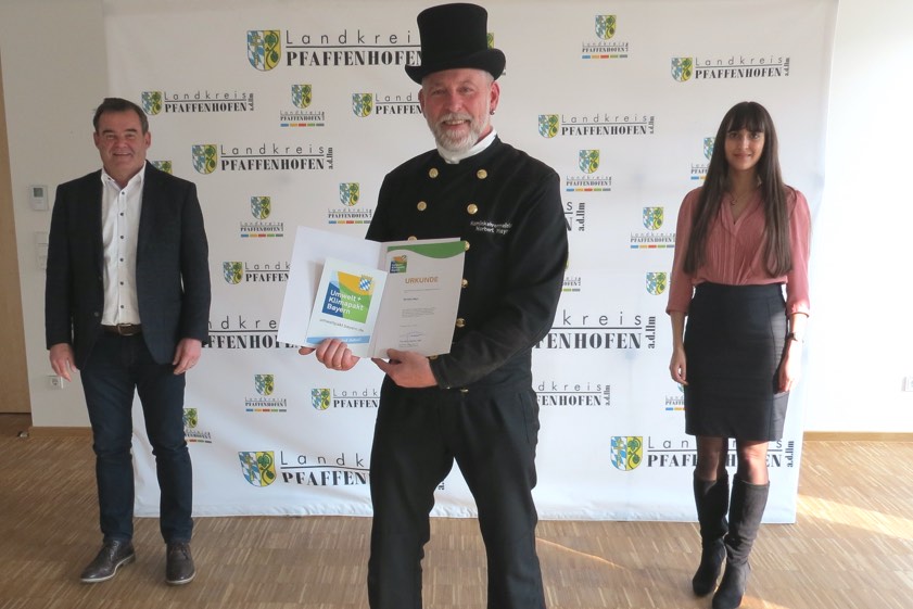 Landrat Albert Gürtner (links), Bezirks-Kaminkehrer-Meister Norbert Mayr und Katharina Baschab vom Landratsamt. Foto: Wohlsperger