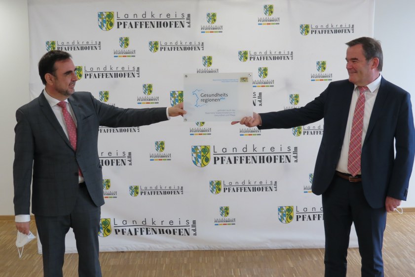 Der bayerische Gesundheits- und Pflege-Minister Klaus Holetschek (links) bei der Übergabe der Plakette an den Pfaffenhofener Landrat Albert Gürtner. Foto: Rottler