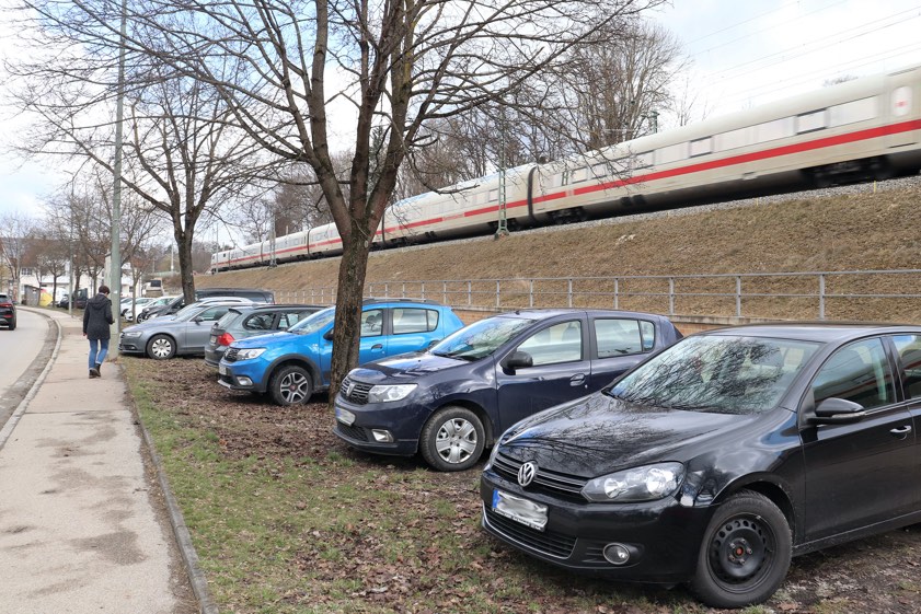 Ab Montag ist der Pendler-Parkplatz an der B13 wegen der Baustelle der Deutschen Bahn gesperrt. Foto: Isabella Bauer