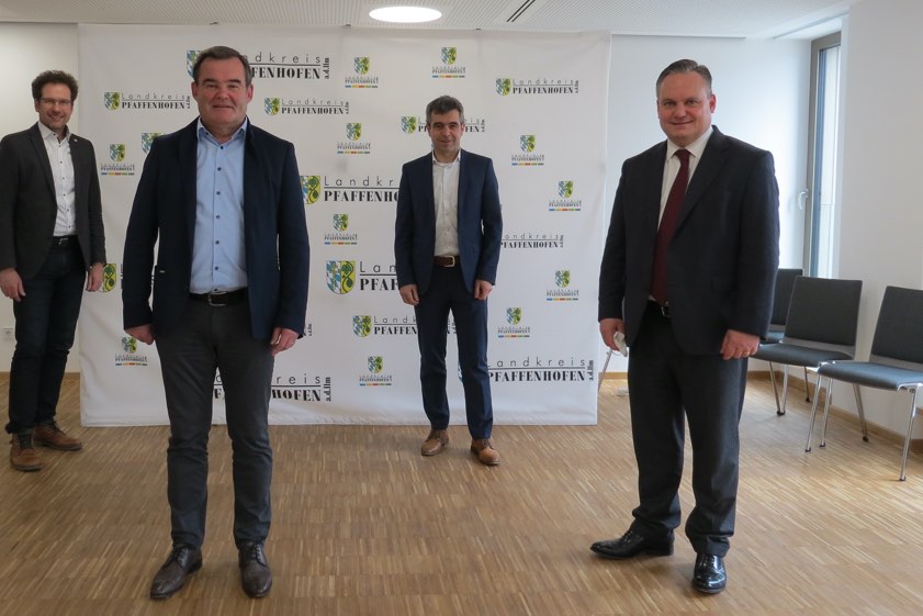 Von links: Landrat Peter von der Grün (Neuburg-Schrobenhausen), Landrat Albert Gürtner (Pfaffenhofen), Landrat Alexander Anetsberger (Eichstätt), Oberbürgermeister Christian Scharpf (Ingolstadt). Foto: Spratter