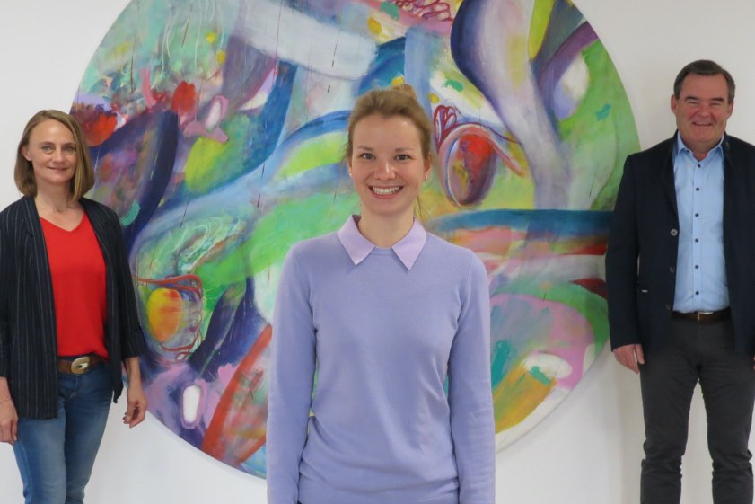 Christina Berger (Mitte) übernimmt die Funktion der Koordinatorin im hiesigen "Bündnis für Familie" von Luitgard Starzer, der Landrat Albert Gürtner für ihr jahrelanges Wirken dankte. Foto: Landratsamt