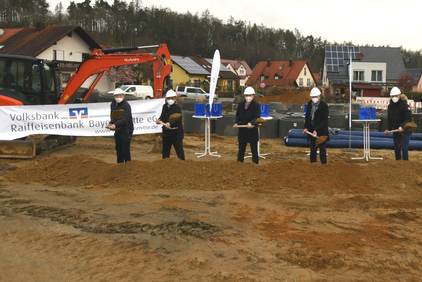 Beim symbolischen Spatenstich: Architekt Martin Huber (von links), Vorstands-Mitglied Andreas Streb, Bürgermeister Christian Keck, Vorstands-Mitglied Franz Mirbeth und Steffen Noller von der Baufirma BGS.