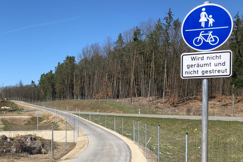 An der B300 südlich von Münchsmünster ist in den vergangenen Monaten ein neuer Geh- und Radweg entstanden. Foto: Tobias Nagler / Staatliches Bauamt Landshut