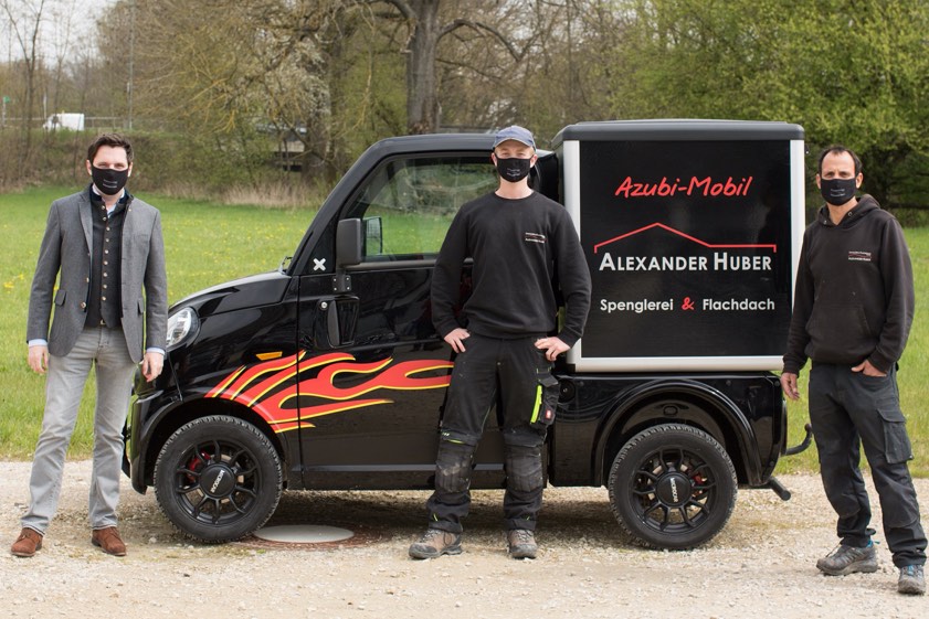 Rückfahr-Kamera, Radio, elektrische Fensterheber: Leo Wolf (Mitte), Auszubildener bei der Spenglerei Huber, stellte KUS-Chef Johannes Hofner (links) das Moped-Auto vor, das ihm sein Chef Alexander Huber (rechts) für die Fahrt zur Arbeit sowie auch zur privaten Nutzung zur Verfügung stellt. Foto: KUS