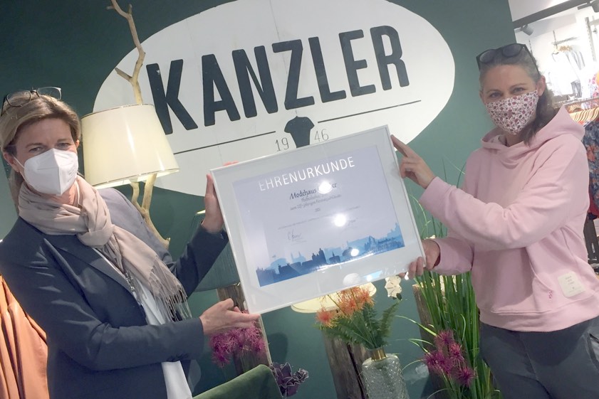Elke Christian (links) überreichte Eva Kanzler die Ehrenurkunde der IHK.