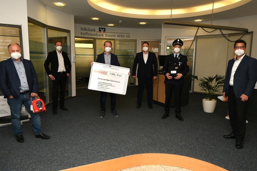 Bei der Spenden-Übergabe: Bürgermeister Ludwig Wayand (von links), Marco Weltscheck (Kundenberater der Bank), Sebastin Schrott vom Dorfverein, Rainer Müller (Regional-Leiter der Bank), Christian Graßl von der Feuerwehr und Andreas Streb (Vorstands-Mitglied der VR Bayern-Mitte).