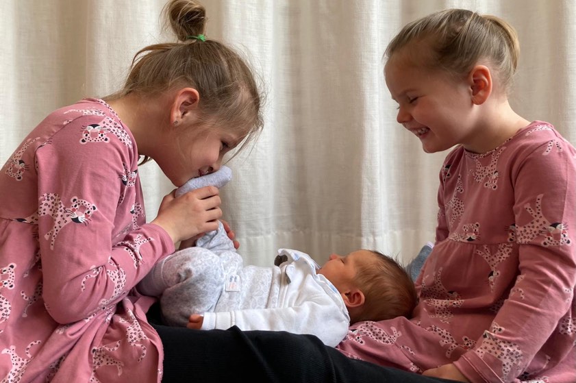 Anna und Rosalie Payer haben eine kleine Schwester bekommen und freuen sich darüber: Antonia Theresa erblickte am 8. April das Licht der Welt. Für die Eltern, Mike und Katharina Payer, ist es das dritte Kind. Die Familie wohnt in Pfaffenhofen.