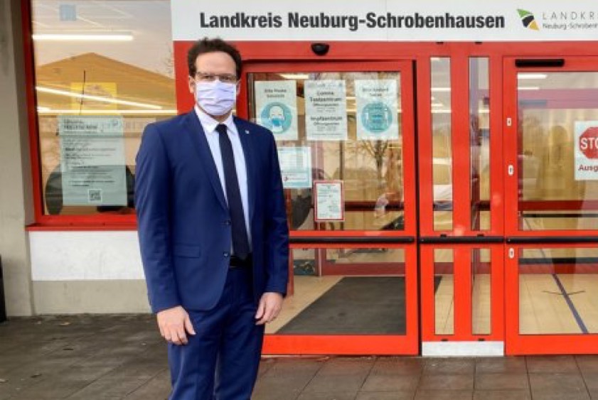 Landrat Peter von der Grün; hier vor dem Corona-Impf-Zentrum und Corona-Test-Zentrum in Schrobenhausen. Archivfoto: Landratsamt
