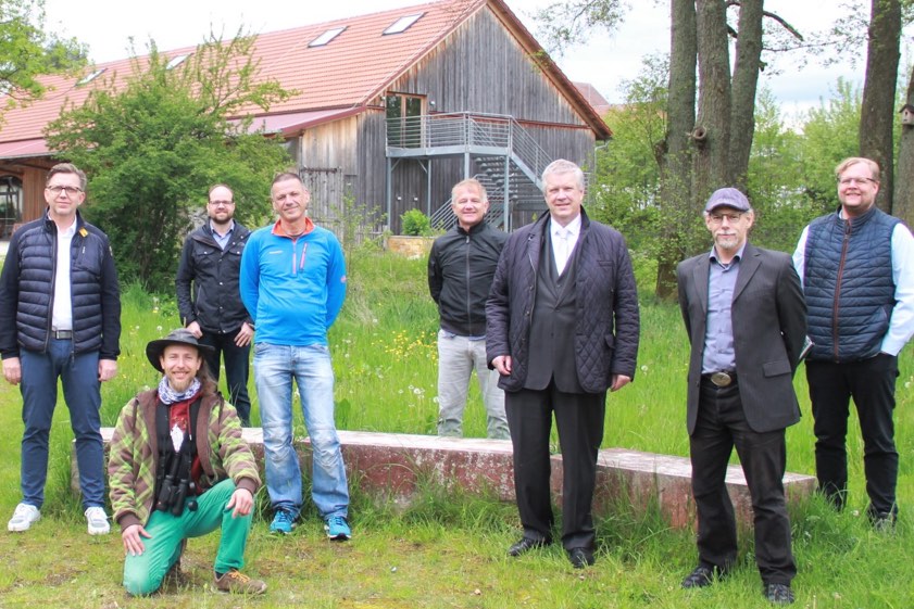 Von links: Helmut Pollex (Geschäftsführer der Eigentümer-Gemeinschaft Stockerhof-GmbH), Christian Rachl (Landschafts-Pfleger), Andreas Herschmann (SPD-Stadtrat, Vorsitzender des Energie- und Solar-Vereins Pfaffenhofen), Bernhard Heidersberger (Gesellschafter der Stockerhof-GmbH), Dieter Pfab (Steuerberater und Umwelt-Beauftragter des LSWB), Andreas Huber (Wirtschaftsprüfer und Vizepräsident des LSWB) sowie Markus Riese und Christian Skublics vom Planungsbüro "Bosch & Partner" in München.