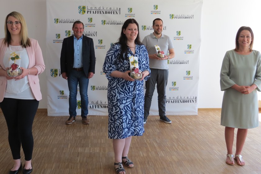 Vorne, von links: Simona Theurer, Stefanie Killer, Ausbildungs-Leiterin Melanie Frank. Hinten:Landrat Albert Gürtner (links) und Marc Bößendorfer. Foto: Schlosser