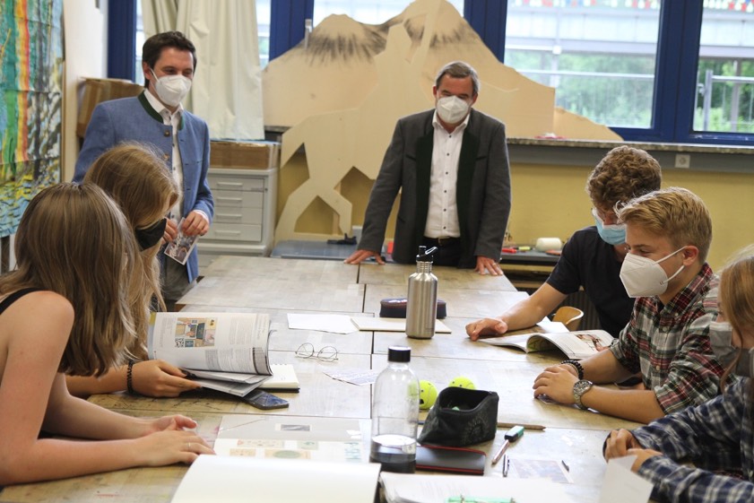 Landrat Albert Gürtner (rechts) und KUS-Chef Johannes Hofner stellten im P-Seminar des Schyren-Gymnasium in Pfaffenhofen den Ausbildungs-Kompass und die Antwortkarten für die möglichen Erfolgs-Geschichten bei der Berufs-Orientierung vor. Fotos: KUS