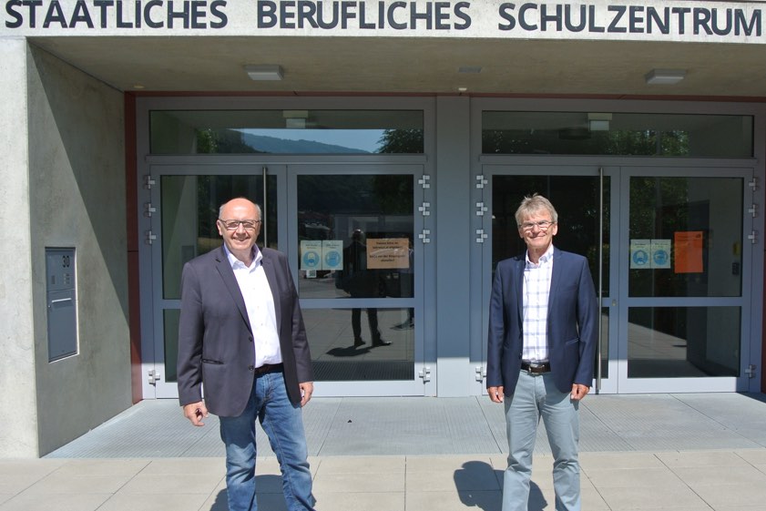 Landrat Martin Neumeyer (links) und Schul-Leiter Johann Huber. Foto: Endl