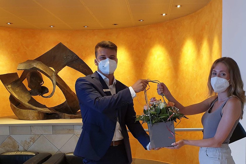 Sparkassen-Kundenberater Jan Hammel mit Louisa Brunner.