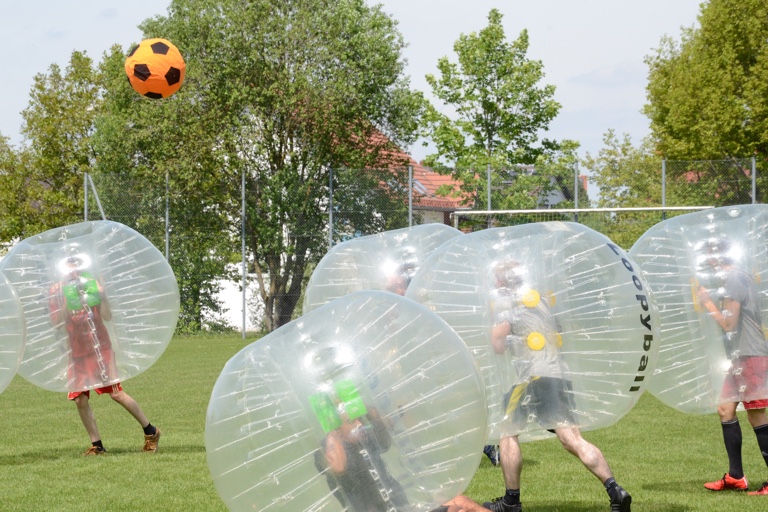 Am "internationalen Tag der Jugend" (12. August) gestalten Stadtjugendpflege, Streetwork und der SV Steingriff in Kooperation einen sportlichen Nachmittag mit "Bubble-Soccer" und weiteren Sport-Angeboten, anschließend wird dann noch gegrillt. Archivfoto: Zell