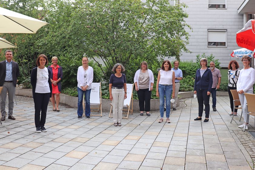 Von links: Bürgermeister Thomas Herker, Andrea Beicht, Personalrats-Vorsitzende Heidi Andre, Andrea Mazzucco, Angela Gressierer, Andrea Wiesbeck, Angelika Littel, Jürgen Ostermeier (Amtsleiter Personal und Organisation), Barbara Sandt, Martin Fahn, Elisabeth Kuntscher, Silke Gräser. Nicht auf dem Bild: Max Penger, Birgit Mayr, Helga Fankhauser. Foto: Stadtverwaltung