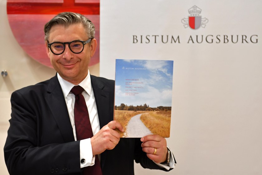 Der bischöfliche Finanz-Direktor Jérôme-Oliver Quella präsentiert den 132 Seiten umfassenden Geschäfts-Bericht des Bistums Augsburg. Foto: Nicolas Schnall / pba