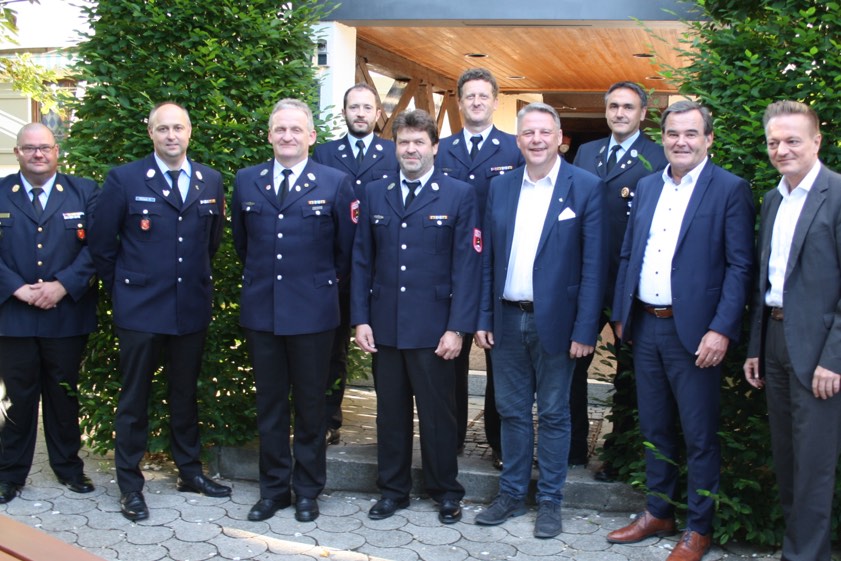 Die geehrten Feuerwehrler aus Wolnzach. Mit auf dem Bild: Kreisbrandinspektor Christian Nitschke, Landrat Albert Gürtner, der Landtags-Abgeordnete Karl Straub sowie Bürgermeister Jens Machold. Alle weiteren Ehrungs-Fotos zeigt die Bilder-Galerie am Ende dieses Beitrags. Fotos: Landratsamt Pfaffenhofen
