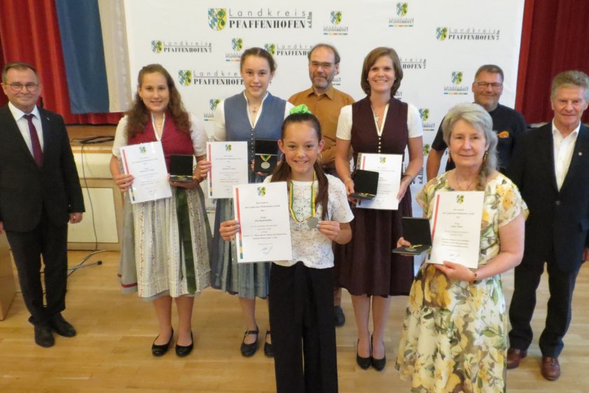 Sie belegten bei deutschen Meisterschaften im Jahr 2019 jeweils den ersten Platz: Katharina Gröger (von links), Annalena Gröger, Pia Kasteneder, Stefan Groll, Melanie Rieder, (Schießen), Anna Maier (Schießen) und Herbert Karhan (Schießen). Dazu gratulierten Vize-Landrat Karl Huber (links) und der Vorsitzende der Sportkommission des Landkreises, Florian Weiß (rechts). Fotos: Wohlsperger