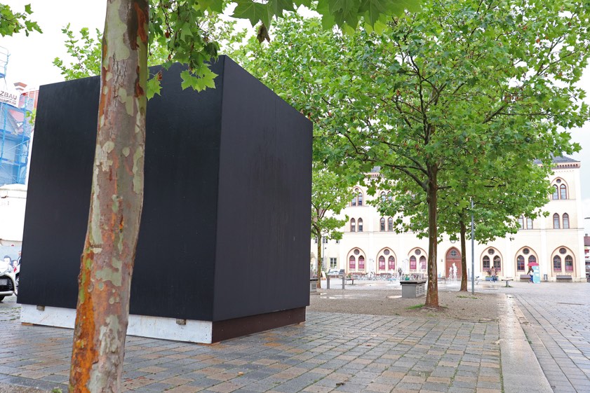 Dieser Würfel auf dem Hauptplatz wird zum Kunstobjekt. Foto: Stadtverwaltung