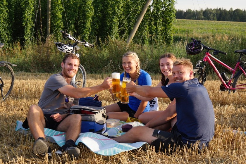 Der Film begleitet vier junge Leute mit der Kamera auf einer Radtour durch die Holledau – auf der Spur des bayerischen Hopfens. Fotos: BR