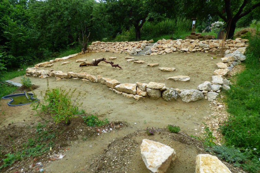 Ein "Sandarium" als neuer Lebensraum für Wildbienen & Co. entsteht gerade im Inter-Kultur-Garten. Informationen dazu gibt es über Info-Tafeln oder im Rahmen einer Führung.